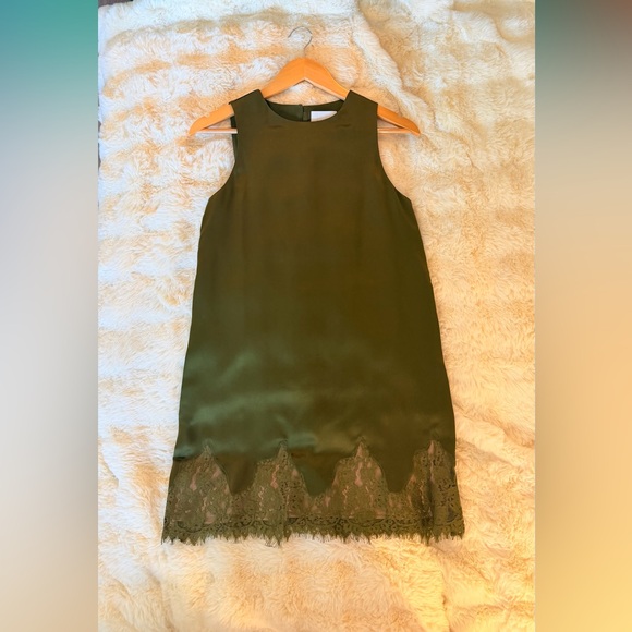 Reformation Jessalyn Silk Dress In Moss Garden, NWOT, NEVER WORN, NO FLAWS. - Picture 6 of 14